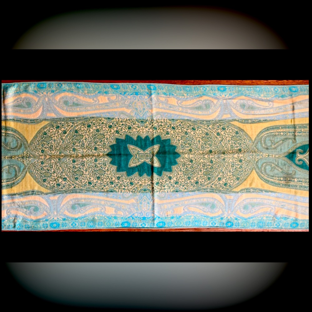 Elegant Paisley Patterned Scarf/Shaw